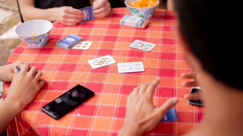 Gezelligheid met familie aan tafel en daarbuiten