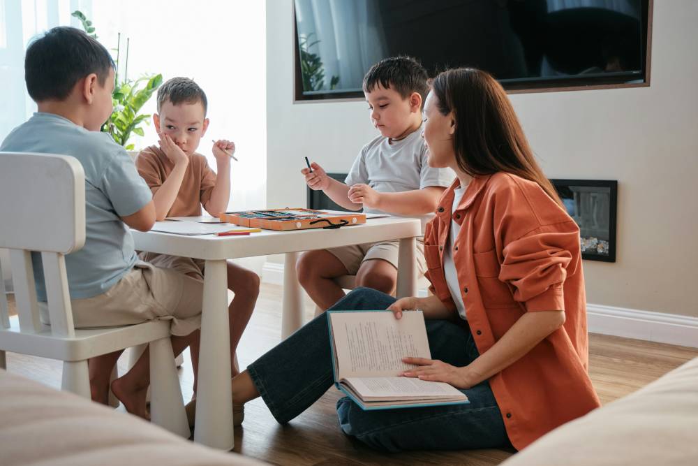 Kinderen helpen huiswerk